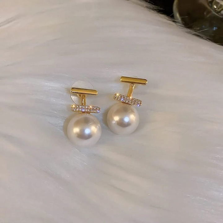 Elegant Pearl Drop Earrings with Rhinestone Accent – Golden