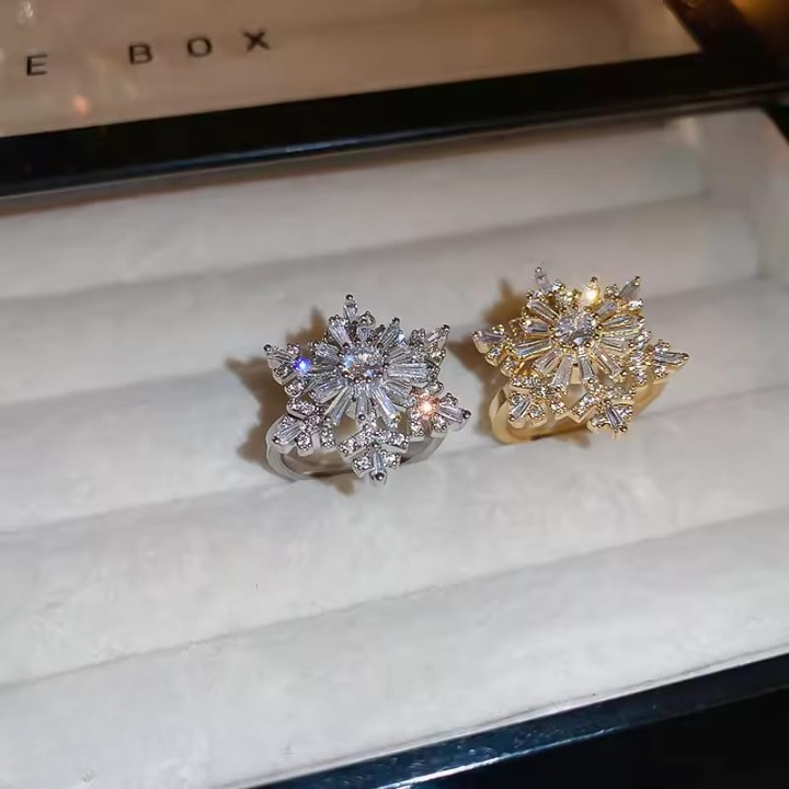 Sparkling Flower Rotating Adjustable Ring For Women - Golden