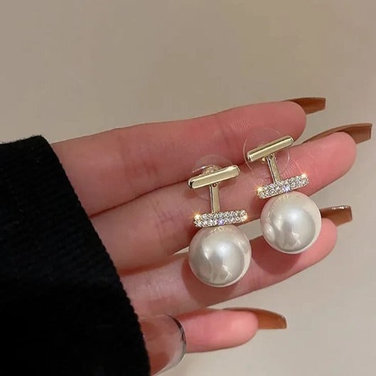 Elegant Pearl Drop Earrings with Rhinestone Accent – Golden