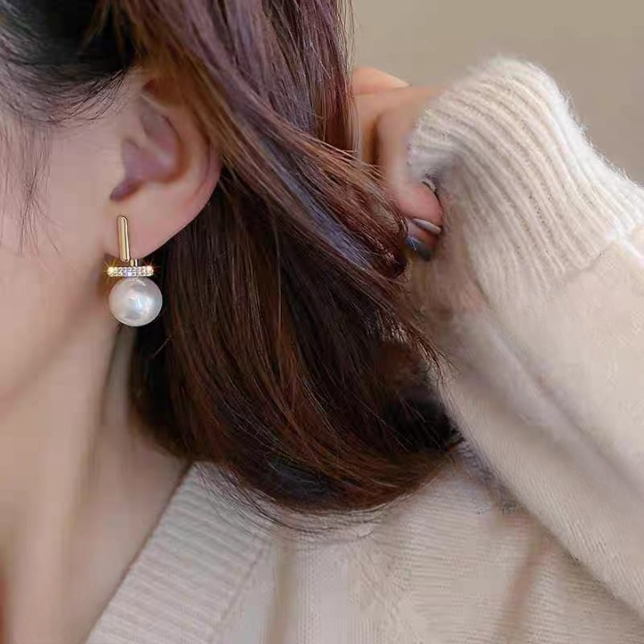 Elegant Pearl Drop Earrings with Rhinestone Accent – Golden