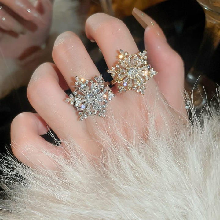 Sparkling Flower Rotating Adjustable Ring For Women - Golden