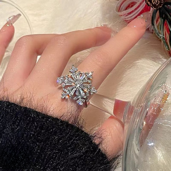 Sparkling Flower Rotating Adjustable Ring For Women - Golden